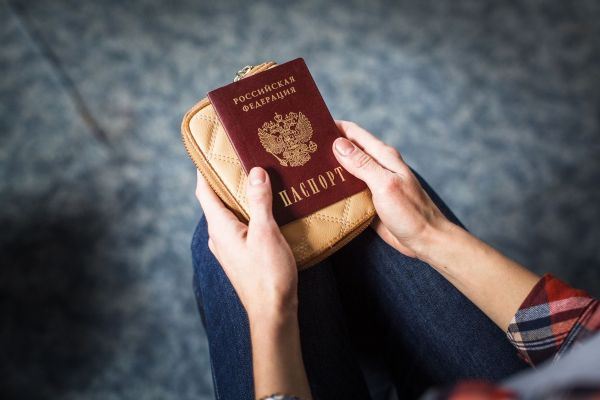 Сменить фамилию дистанционно не получится