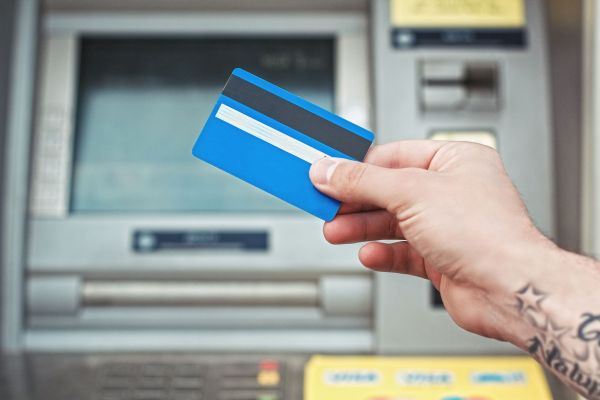Правда ли, что с осени ограничат сумму, которую можно снять в банкомате
		746