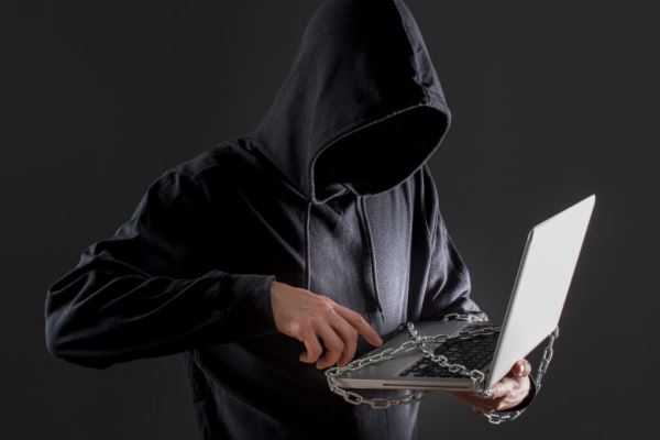 Банковские карты стали товаром: чем опасна новая схема мошенников для россиян