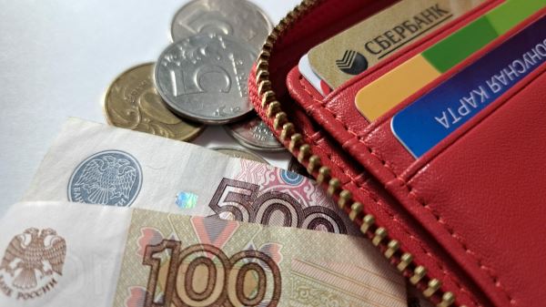 Банковские карты стали товаром: чем опасна новая схема мошенников для россиян