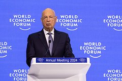 Глава Всемирного экономического форума в Давосе объявил об отставке