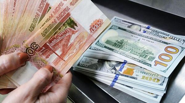 Bloomberg: рубль укрепился на фоне тарифной войны США